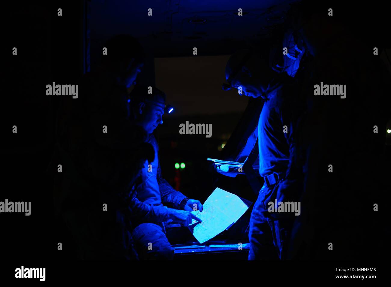 Les soldats de lance du 3ème bataillon d'hélicoptères d'assaut, 227e Régiment d'aviation, 1st Air Cavalry Brigade, Division de cavalerie, à faire leurs preflight comment'avant une mission d'assaut de nuit Ciel avec des soldats de la 1e Bataillon, 503e Régiment d'infanterie, 173e Brigade aéroportée, à Hohenfels Domaine de formation, l'Allemagne, le 23 avril 2018, 23 avril 2018. Les soldats des deux unités sont entraînés ensemble et de tester de nouveaux concepts pour les soldats dans le cadre de la modernisation de l'armée américaine Commande conjointe de l'évaluation militaire interarmées 18, un exercice qui augmente l'état de préparation de la formation, le développement des forces de l'avenir Banque D'Images