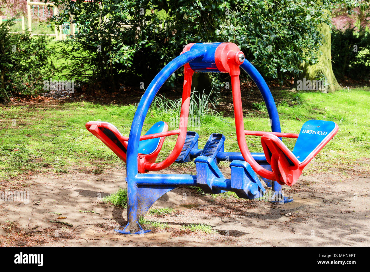 L'équipement d'exercice aux couleurs vives en Abington Park,Northampton Banque D'Images