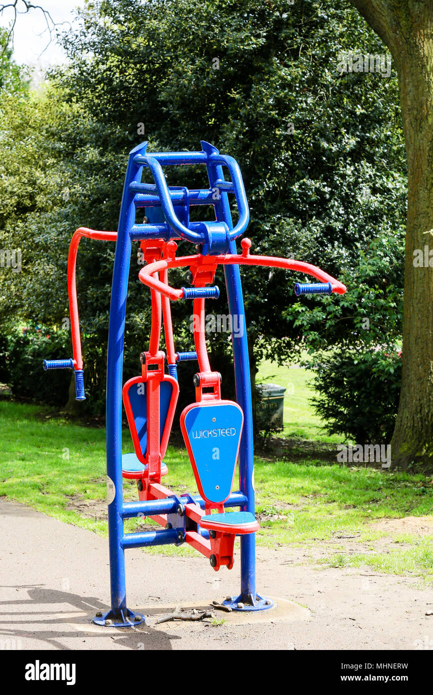 L'équipement d'exercice aux couleurs vives en Abington Park,Northampton Banque D'Images
