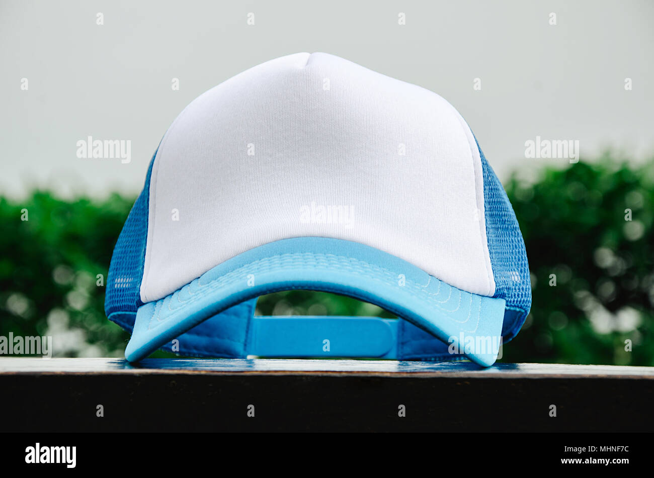 Trucker cap blanc et bleu clair sans logo Photo Stock - Alamy