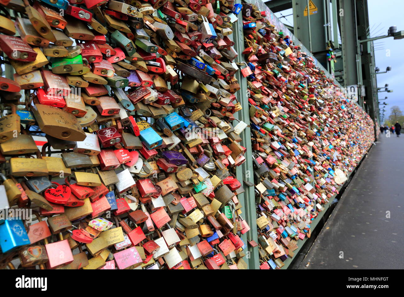 Cadenas d'amour sur le pont Hohenzollern à Cologne, Northrhine-Westfalia, Allemagne. Banque D'Images