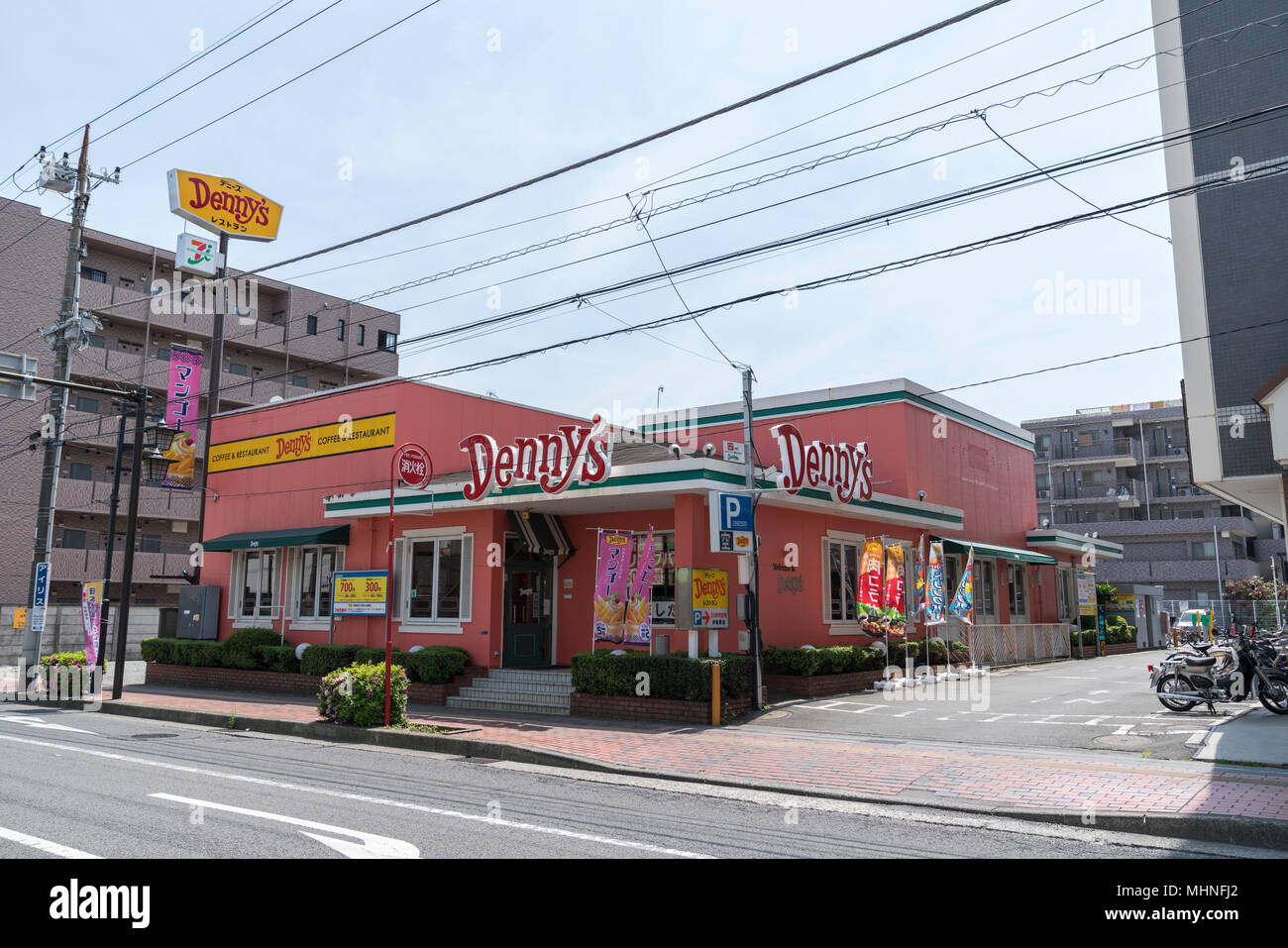 La famille de l'extérieur de la chaîne de restaurant Denny's store ' ', Isehara City, préfecture de Kanagawa, Japon Banque D'Images