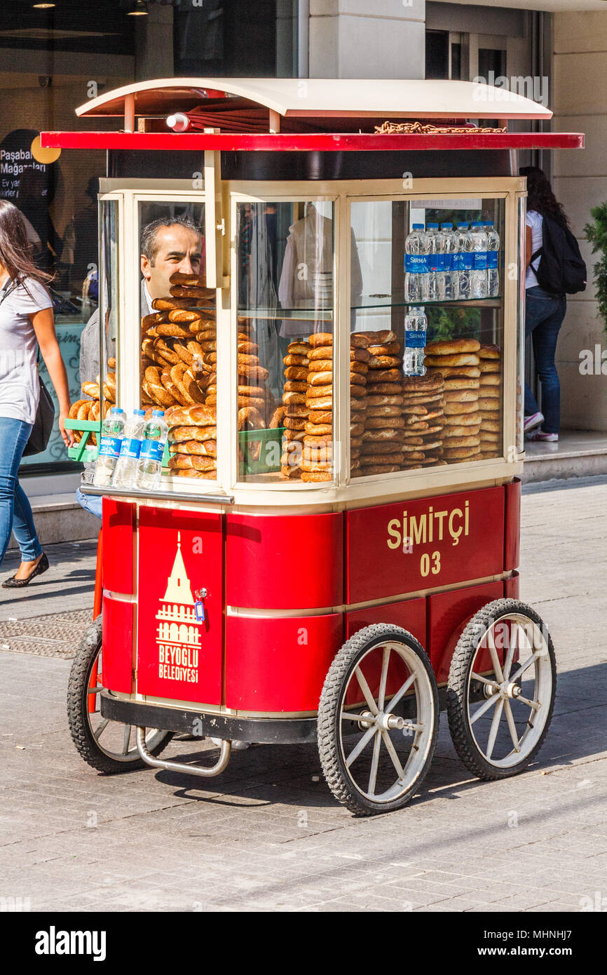 Istanbul, Turquie 8e Octobre 2011 : vente du vendeur de bretzels à partir d'un panier sur Istiklal Caddesi. La rue est la principale rue commerçante. Banque D'Images