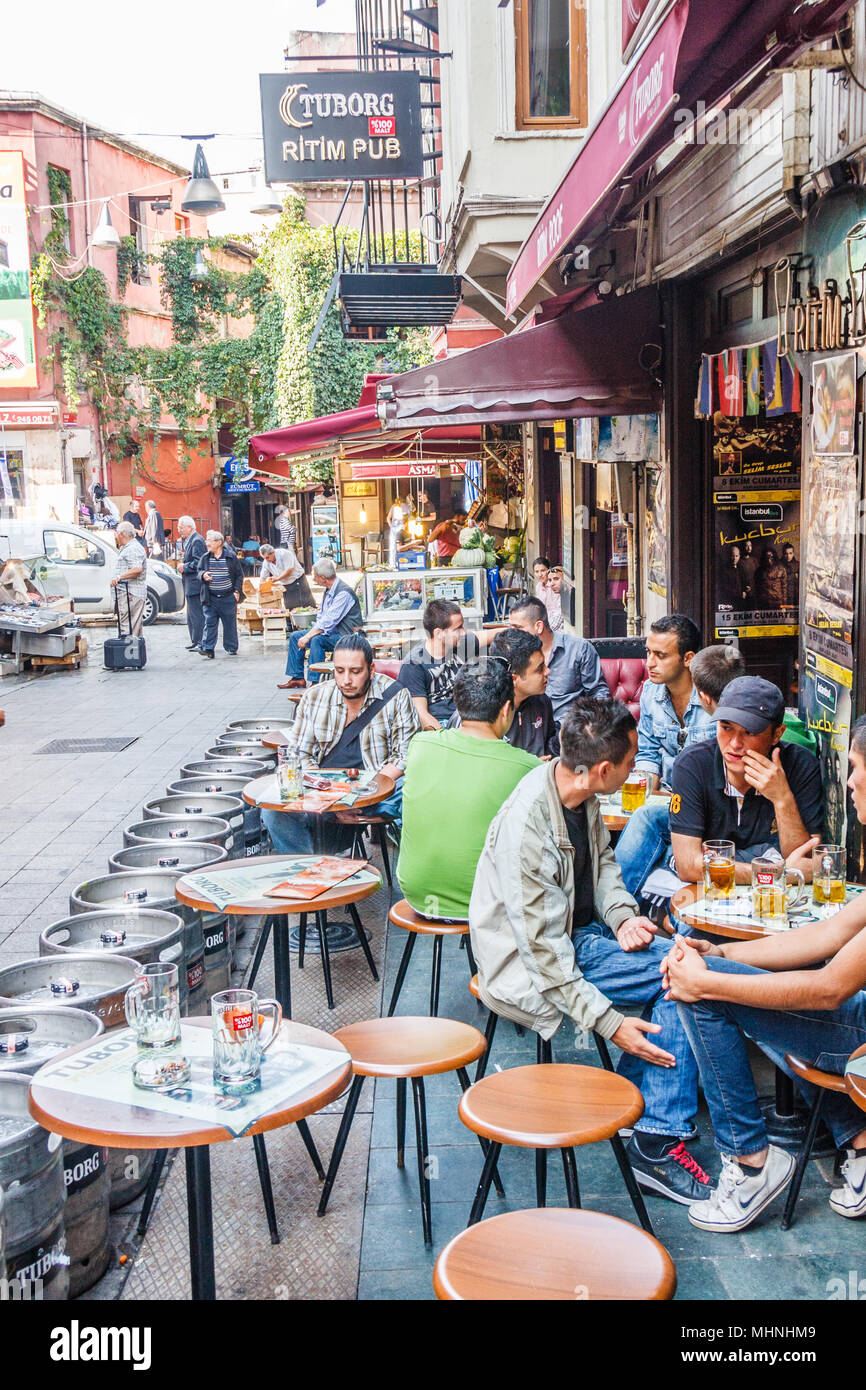 Istanbul, Turquie 8 Octobre 2011 : Les gens assis dans les restaurants et bars. Il y a de nombreux restaurants dans le quartier de Beyoglu. Banque D'Images