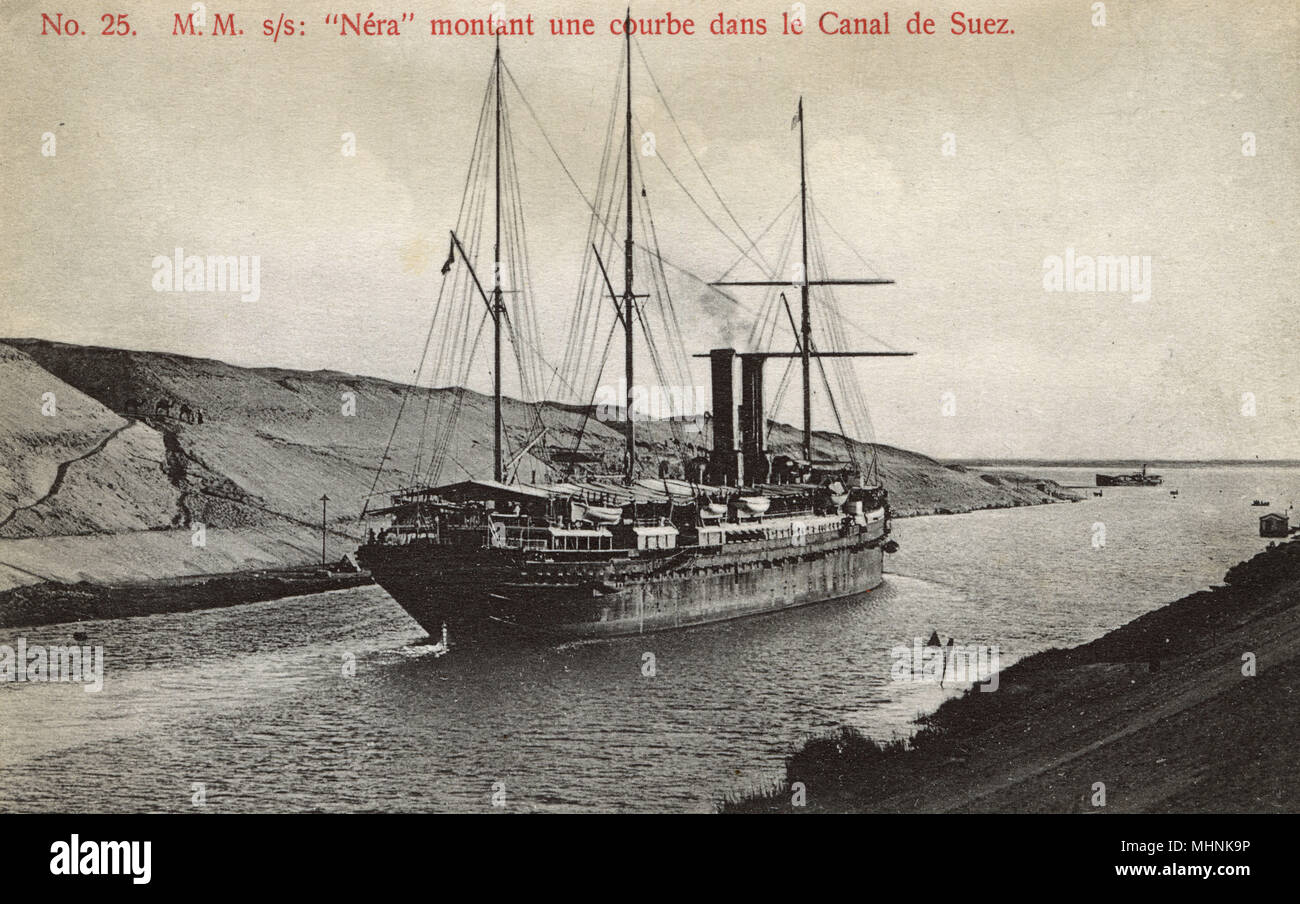 Le bateau à vapeur français "NERA" suivi d'un virage dans le canal de Suez, Egypte, Afrique du Nord. Le 2 octobre 1911, la SS Nera en collision avec le navire britannique SS Taviuni (qui coule), arrêt Miller's Point, le port de Sydney, Australie. Date : vers 1908 Banque D'Images