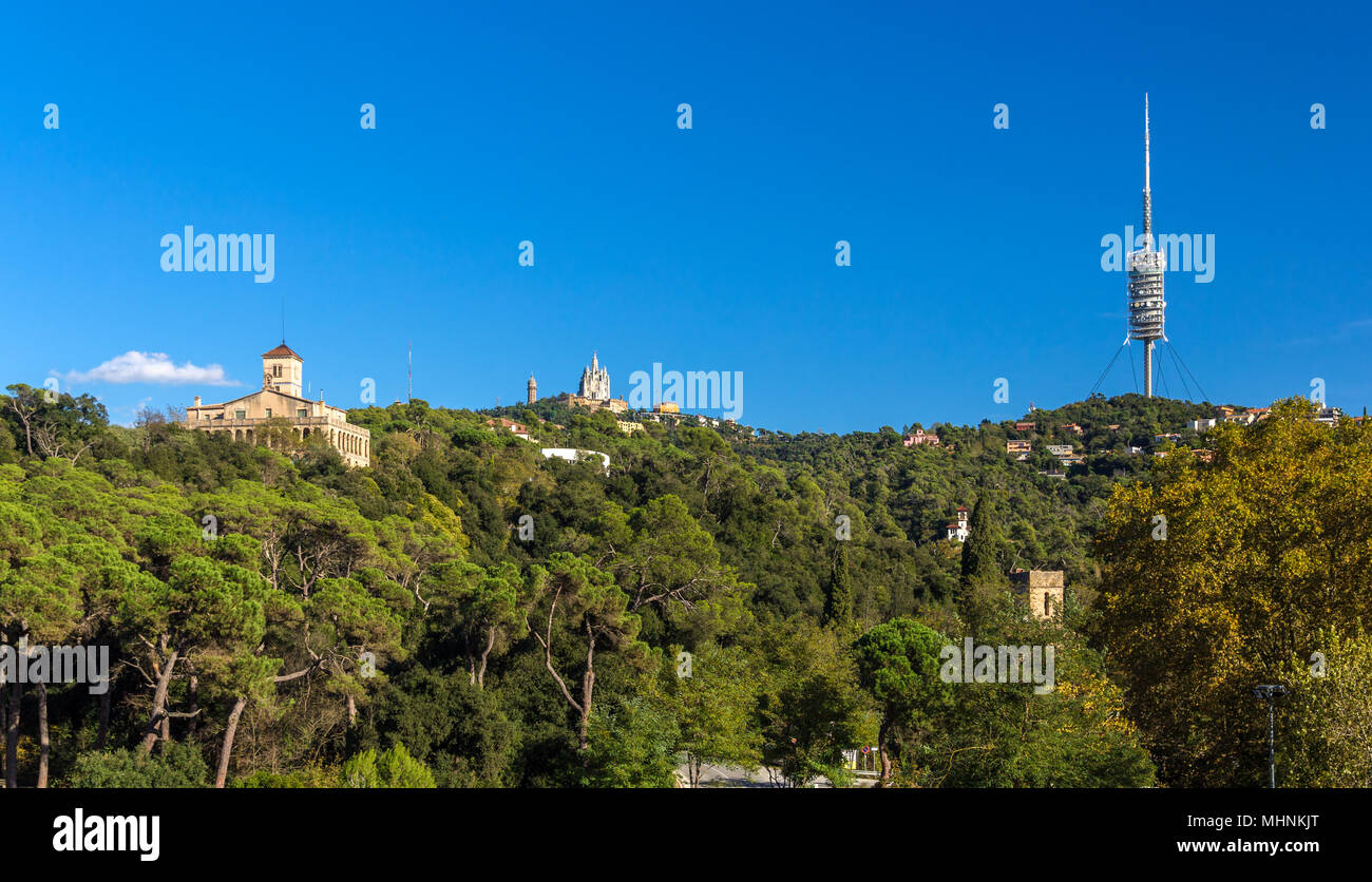 Vue sur la montagne Tibidabo à Barcelone, Espagne Banque D'Images