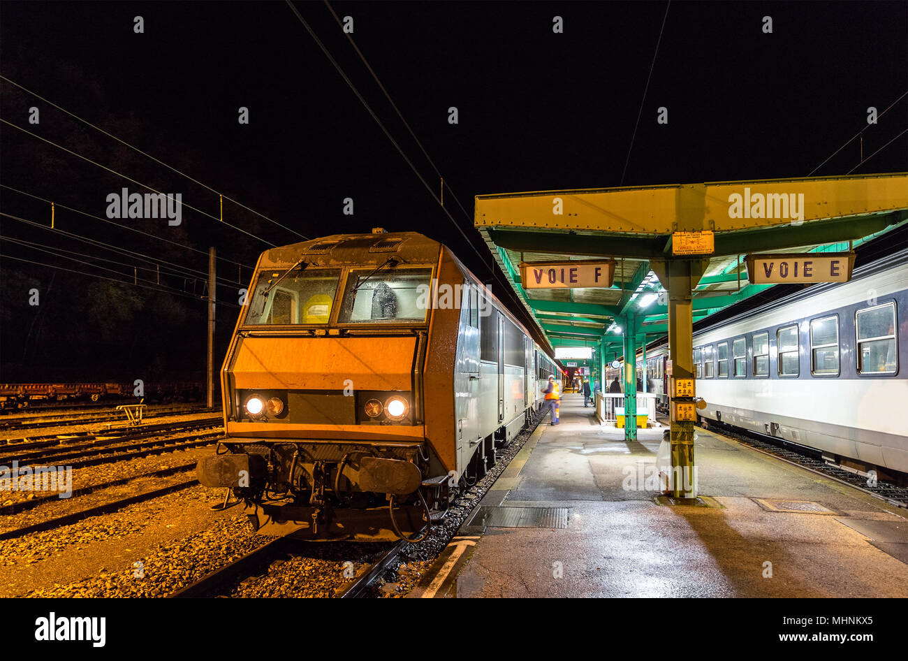 Train de nuit pour Nice en Château du Pailly, France Banque D'Images