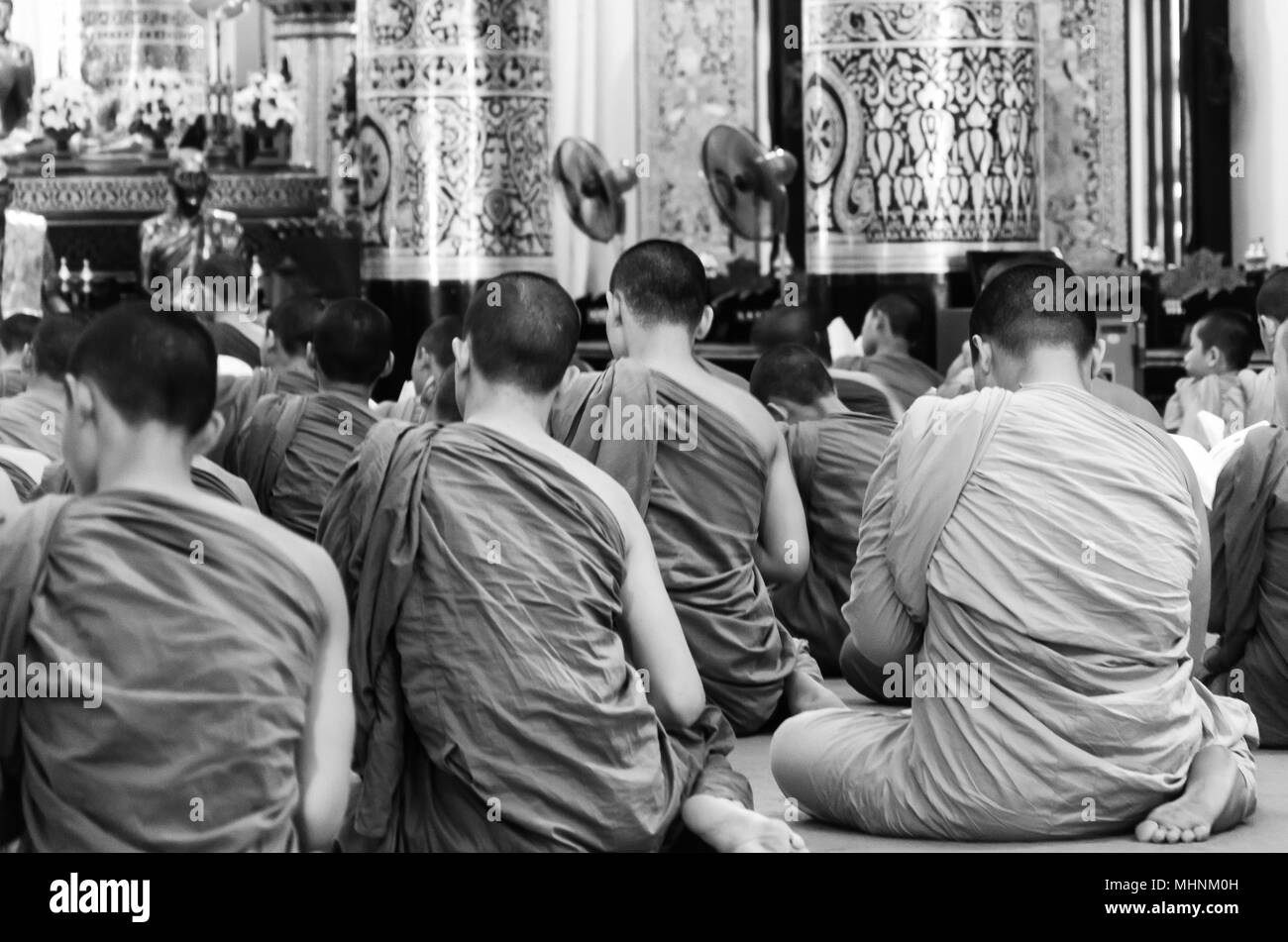 Les moines bouddhistes assis et rassemblement pour prier Banque D'Images
