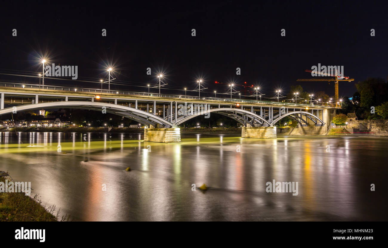 Wettsteinbrucke sur le Rhin à Bâle par nuit Banque D'Images