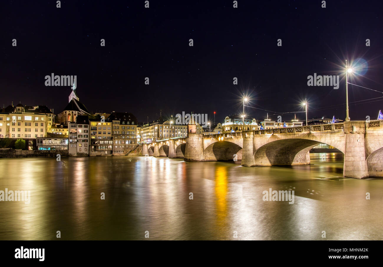 Mittlere bridge à Bâle la nuit - Suisse Banque D'Images