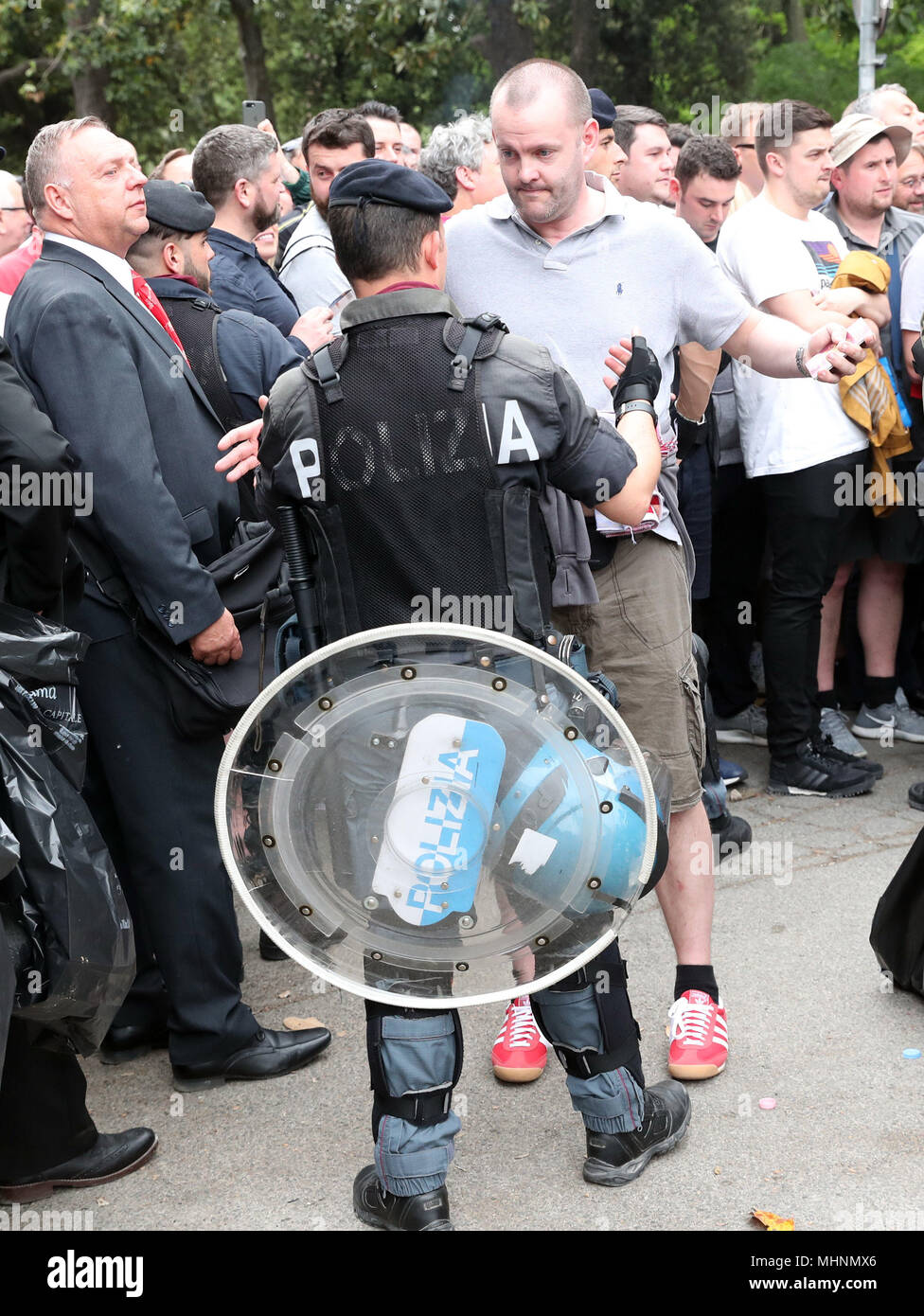 La police italienne à Liverpool, la Villa Borghèse à Rome, où les fans sont dues à prendre le bus pour le Stadio Olimpico à regarder la Ligue des Champions, demi-finale match retour match contre l'AS Roma. Banque D'Images
