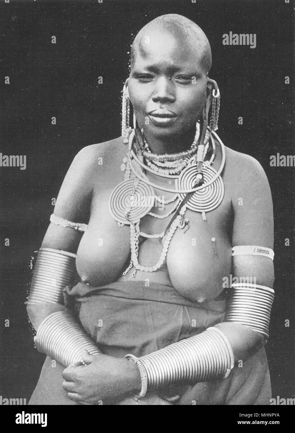 Au Kenya. La coutume ; parure 1900 Masai ancienne vintage print photo Banque D'Images