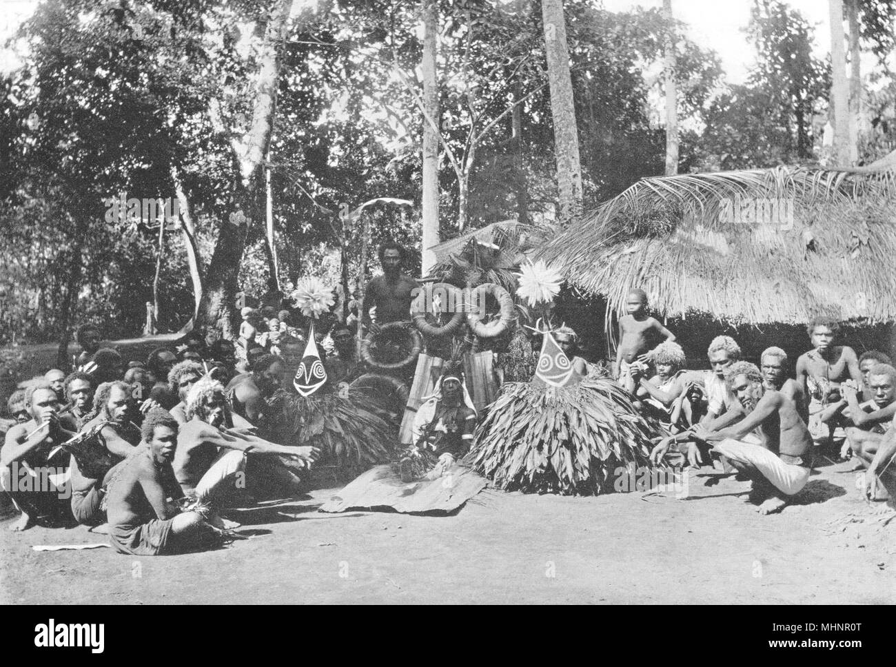 La Mélanésie. La Mélanésie. Un Duk-Duk funérailles ; Archipel de Bismarck 1900 old print Banque D'Images