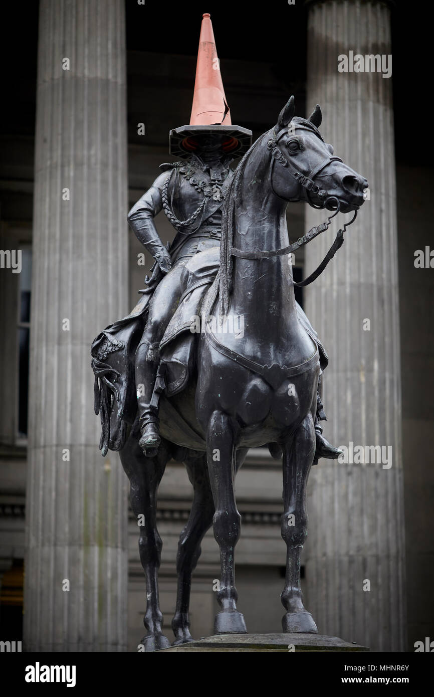 Glasgow en Ecosse, duc de Wellington statue est devenue un établissement emblématique après un cône mystérieux est apparu Banque D'Images