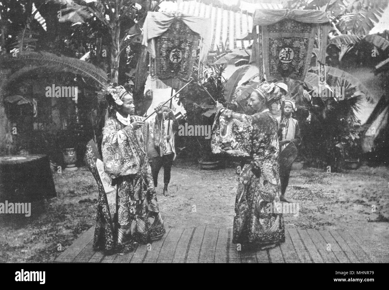 VIETNAM.Indochine française.Une bataille annamites stade ; 2 princes 1900 mandarins haut Banque D'Images