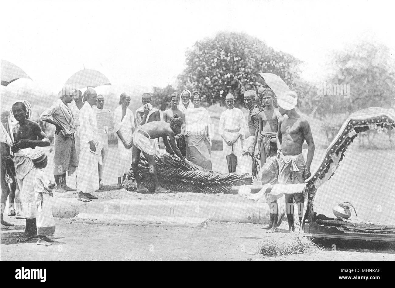 L'Inde. Le sud de l'Inde. Le corps prêt pour la crémation ; 1900 vieux ancien Banque D'Images