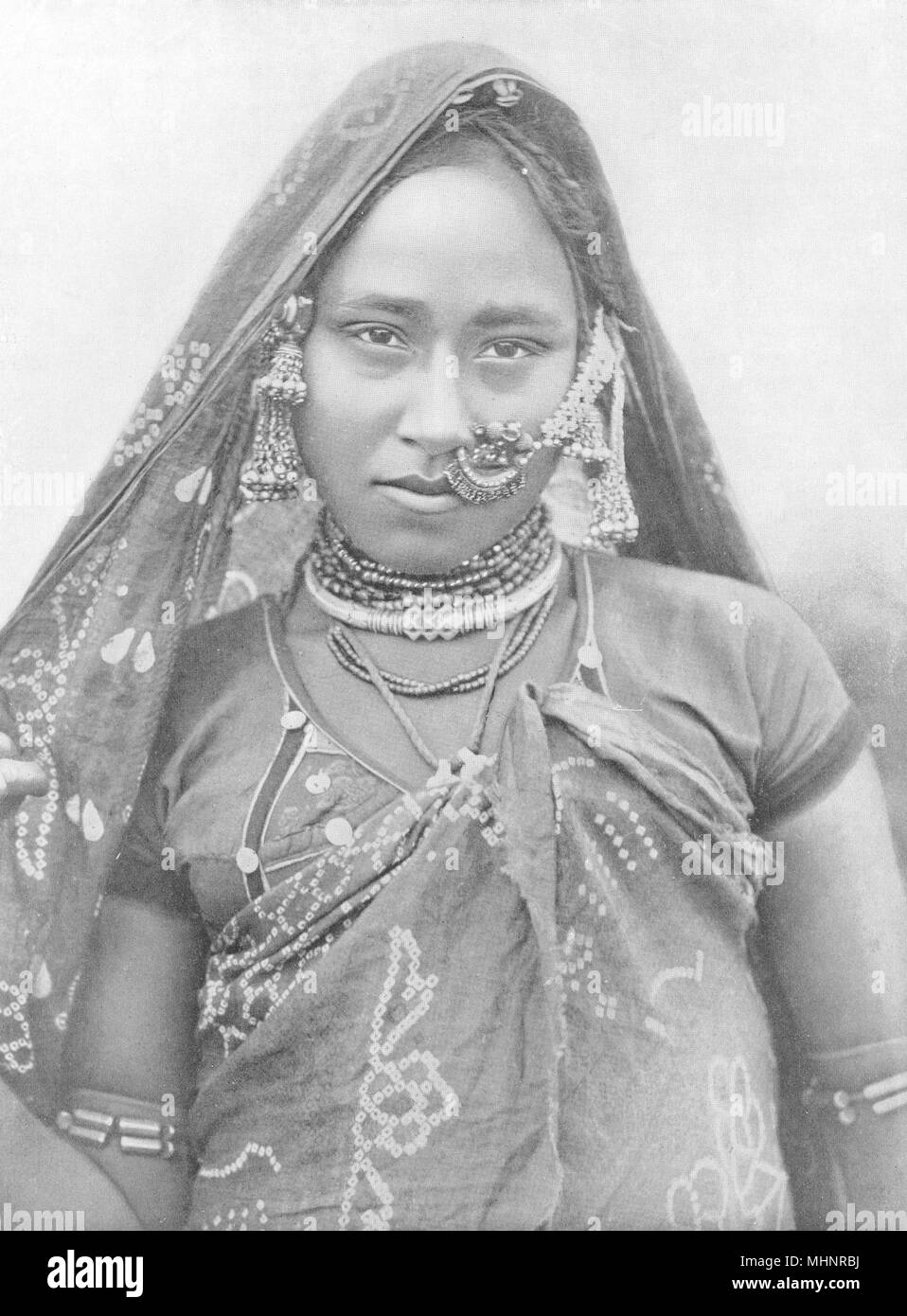 L'Inde. Une femme Bhil ; l'ouest de l'Inde ancienne 1900 vintage print photo Banque D'Images