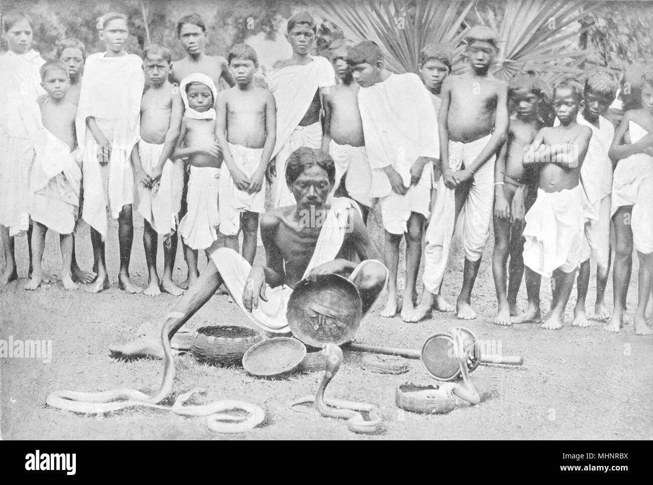 L'Inde. Un serpent-charmer à l'Chaibasa mela ; 1900 ancienne imprimer photo Banque D'Images