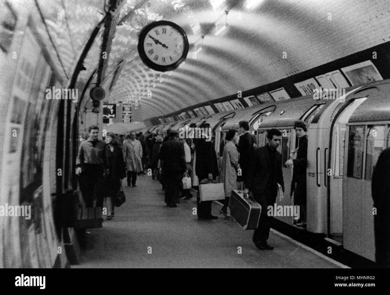 Scène dans une station de métro de Londres. Date : 1966 Banque D'Images
