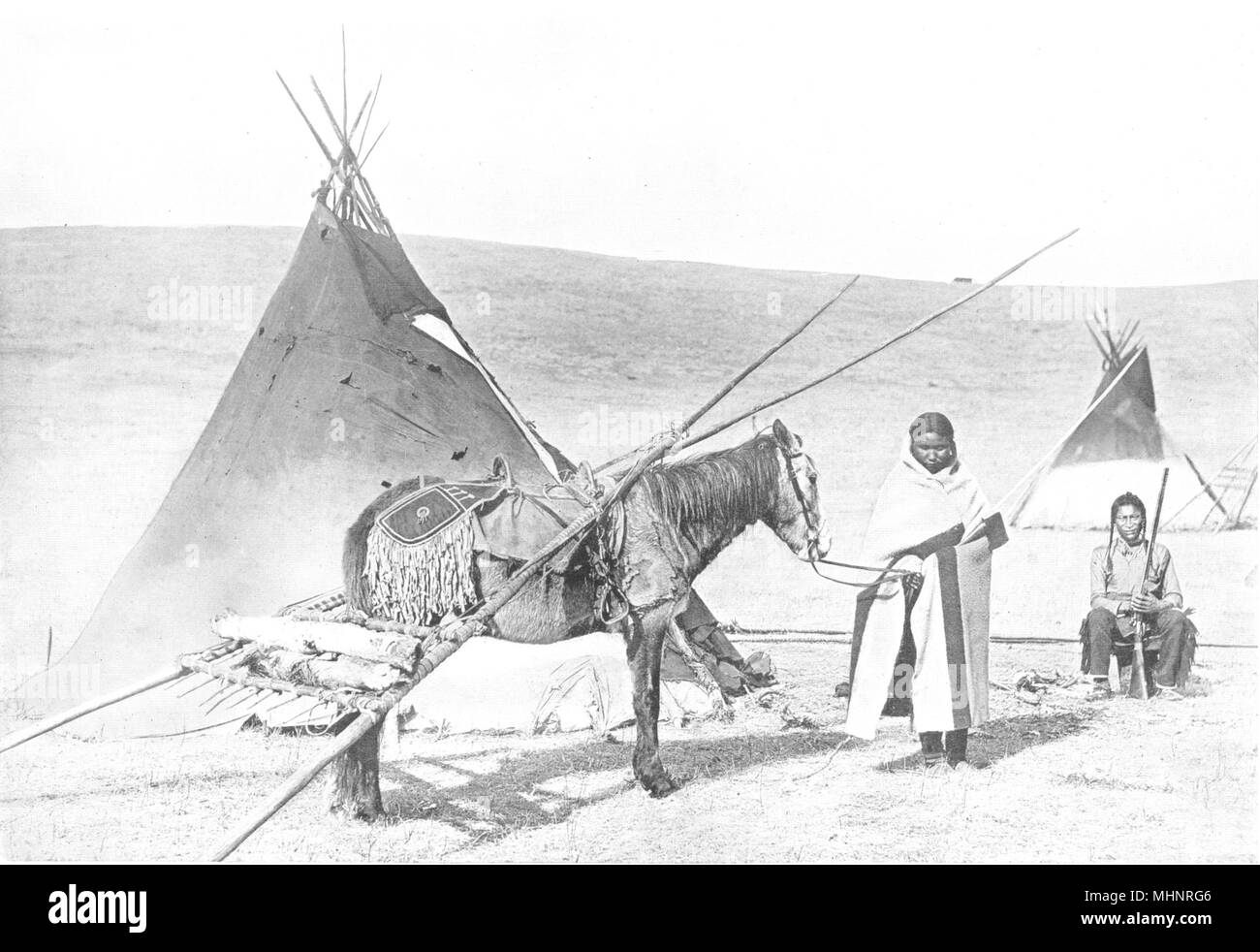 USA. Les Indiens d'Amérique du Nord dans la région de camp ; les wigwams travois 1900 vieux ancien Banque D'Images