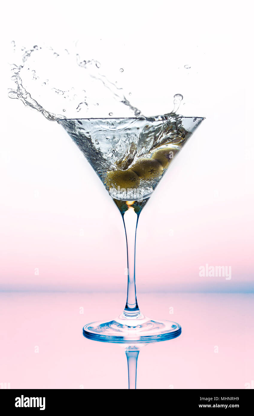 Une touche de martini dans un verre à cocktail avec des olives. Banque D'Images