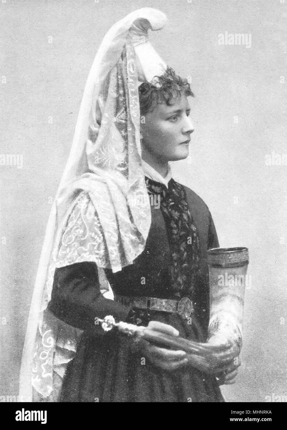 Le Danemark. La Scandinavie. Robe de mariée, le Danemark ; or argent brodé 1900 Banque D'Images
