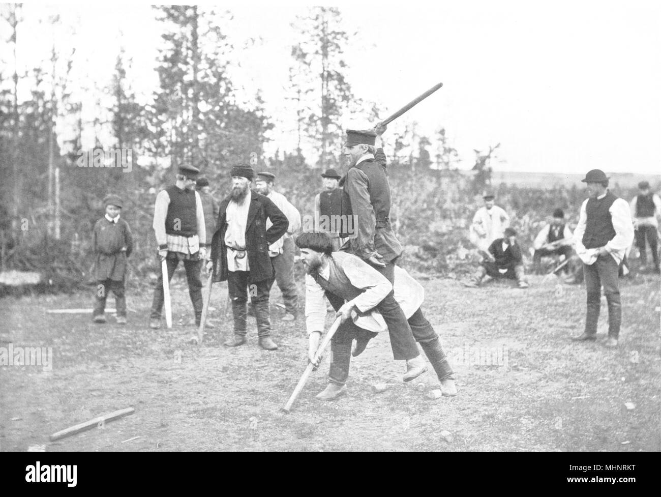 La Finlande. Le jeu Kyykka ; semblable à 1900 quilles ancienne imprimer photo Banque D'Images