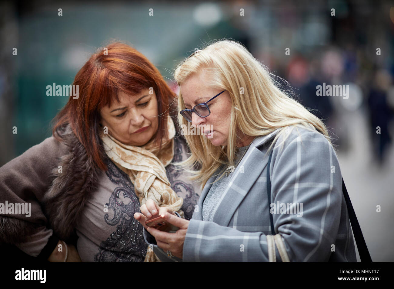 Glasgow en Ecosse, perdu en utilisant des cartes de téléphone mobile Banque D'Images