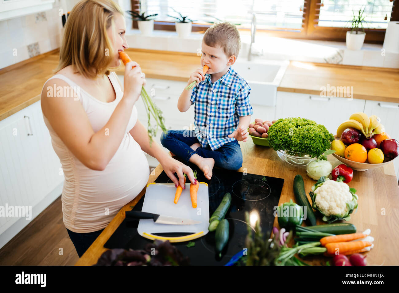 Maman enceinte et l'enfant la préparation de repas Banque D'Images