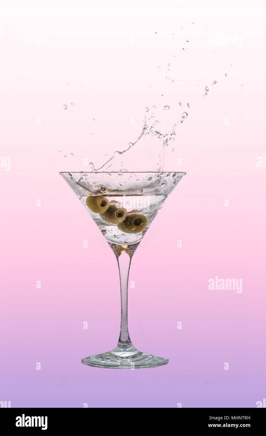 Une touche de martini dans un verre à cocktail avec des olives. Banque D'Images