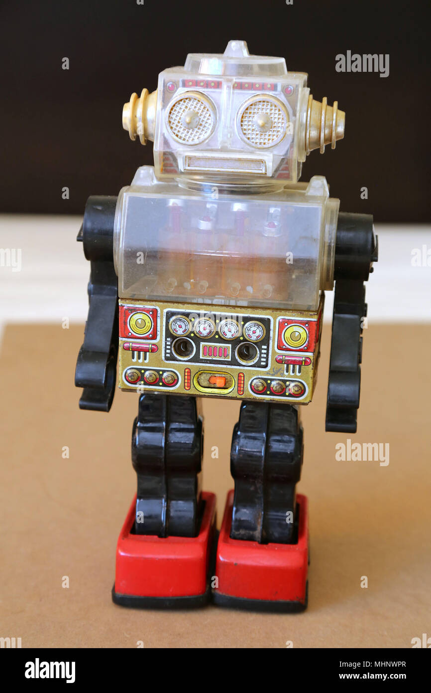 Robot de marche rétro en plastique avec jouet - corps transparent transparent Banque D'Images