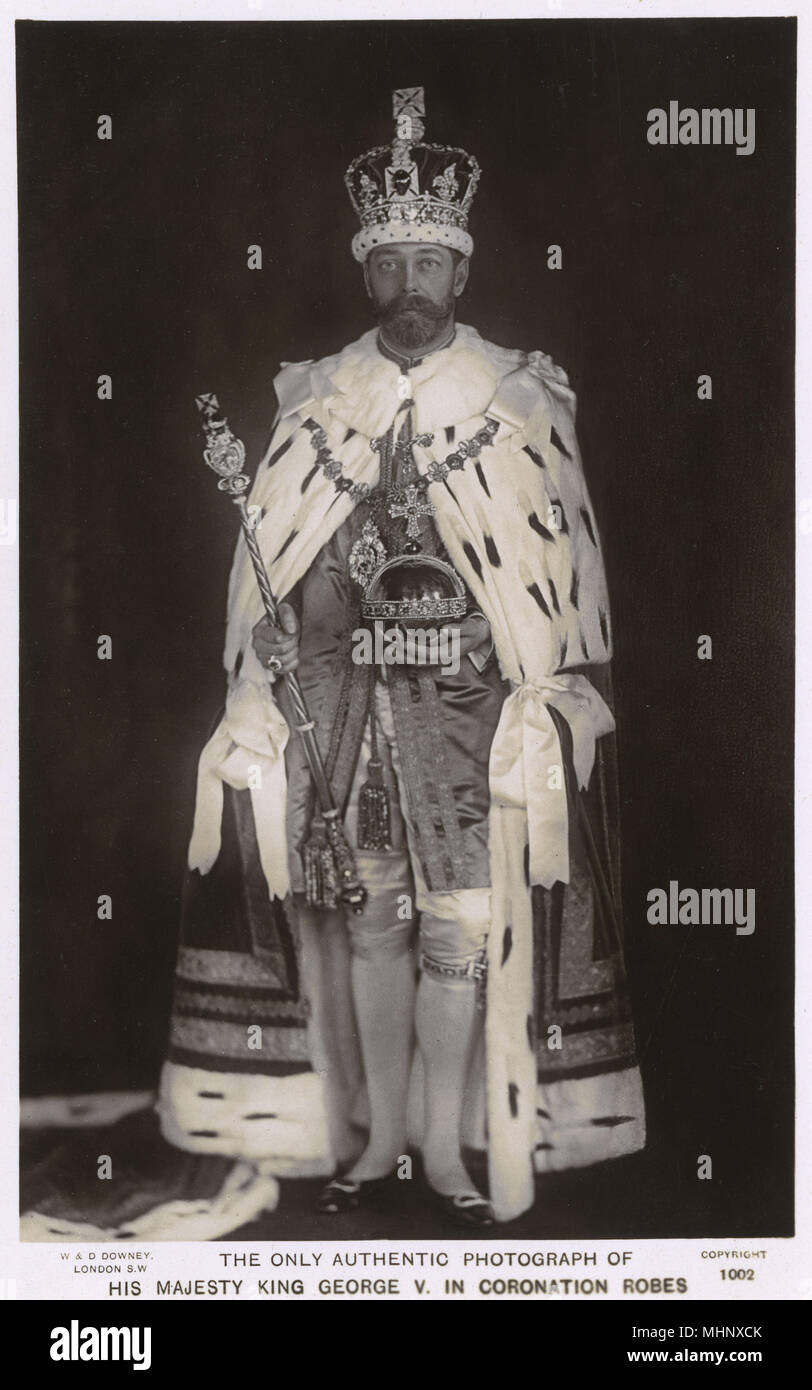 Le roi George V à coronation robes, tenant le sceptre et de l'orb. Date : 1911 Banque D'Images