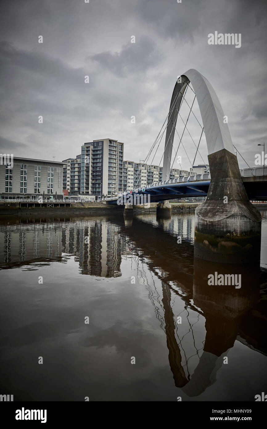 Glasgow en Ecosse, le Clyde Arc traversant la rivière Clyde Banque D'Images