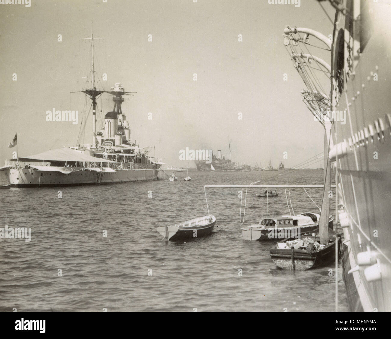 HMS Resolution, cuirassé, et SS Ausonia, WW1 Banque D'Images