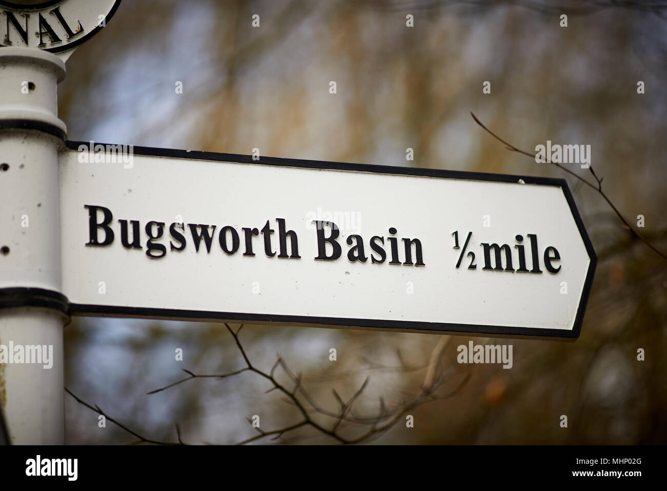 Inscrivez-vous sur le pic de métal coulé dans le canal de la forêt high peak à Whaley Bridge dans le Derbyshire, Angleterre soulignant la Bugsworth basin Banque D'Images