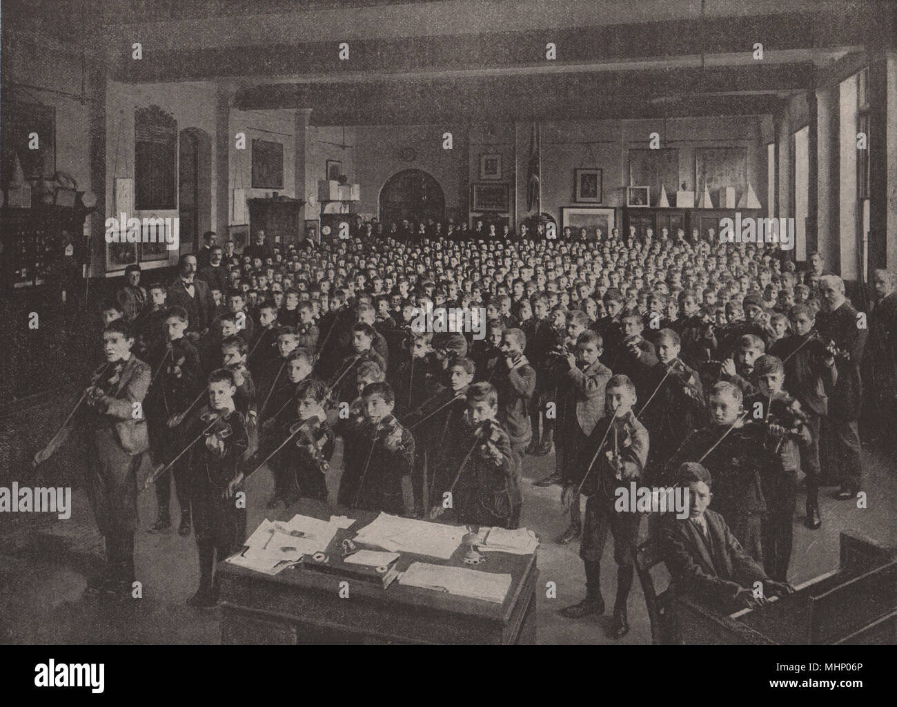 Matin Assemblée générale à un conseil d'école. Londres. L'éducation 1896 vieux ancien Banque D'Images