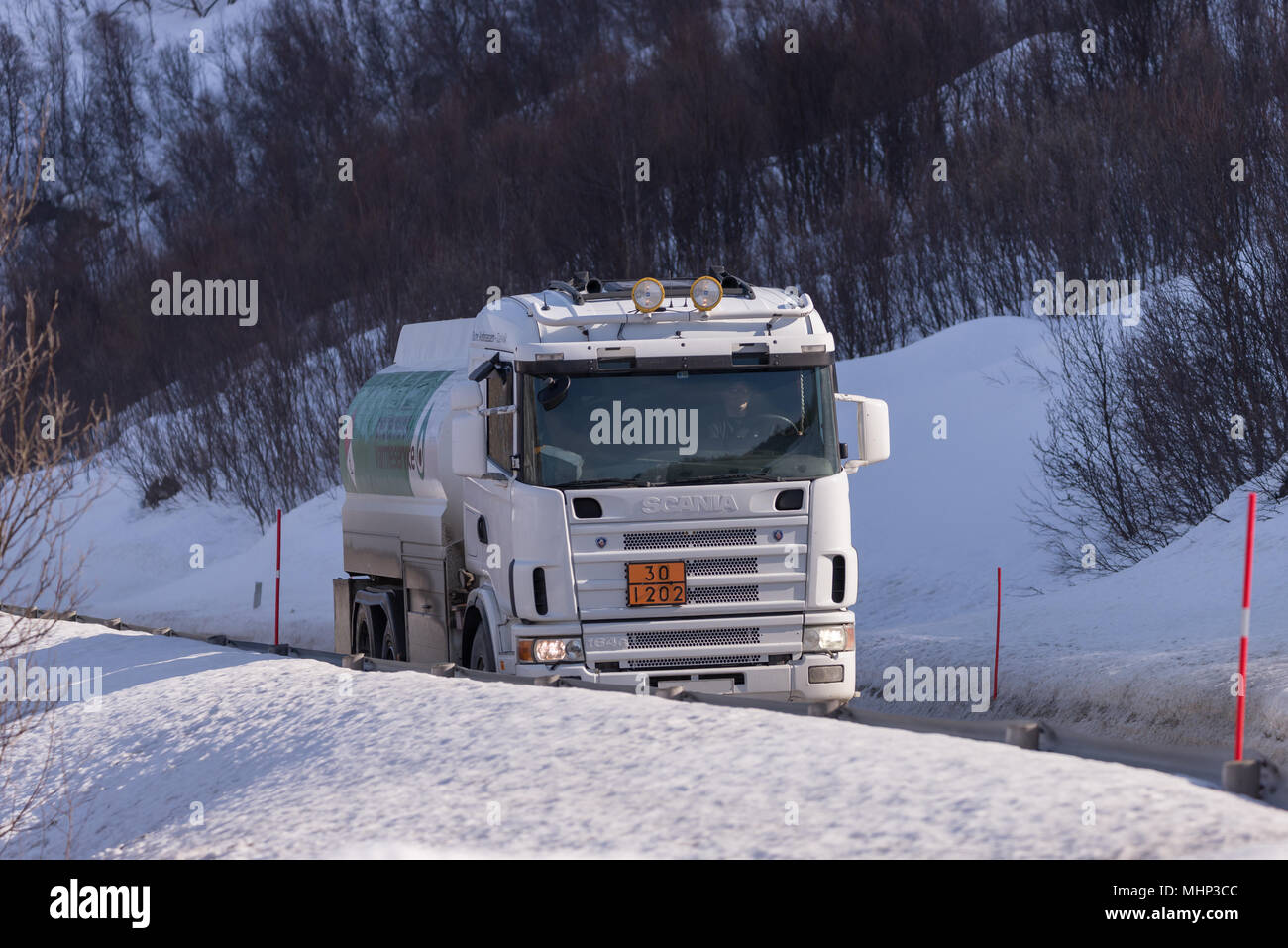Scania 164G blanc camion conduisant en Norvège Finnmark Banque D'Images