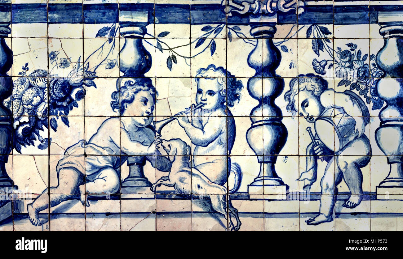 Balustrade avec enfants par Manuel dos Santos Lisbon 1700-1725 18e siècle. Azulejo portugais - carreaux de mur bleu, Portugal Banque D'Images