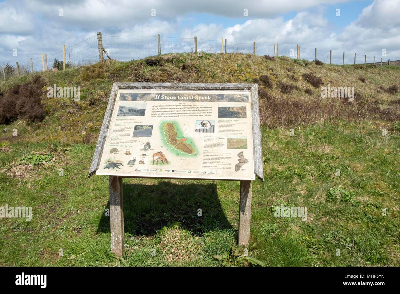 Au panneau d'information du Panopticon de Rossendale, 'Halo', est un 18m de diamètre structure en treillis en acier Banque D'Images