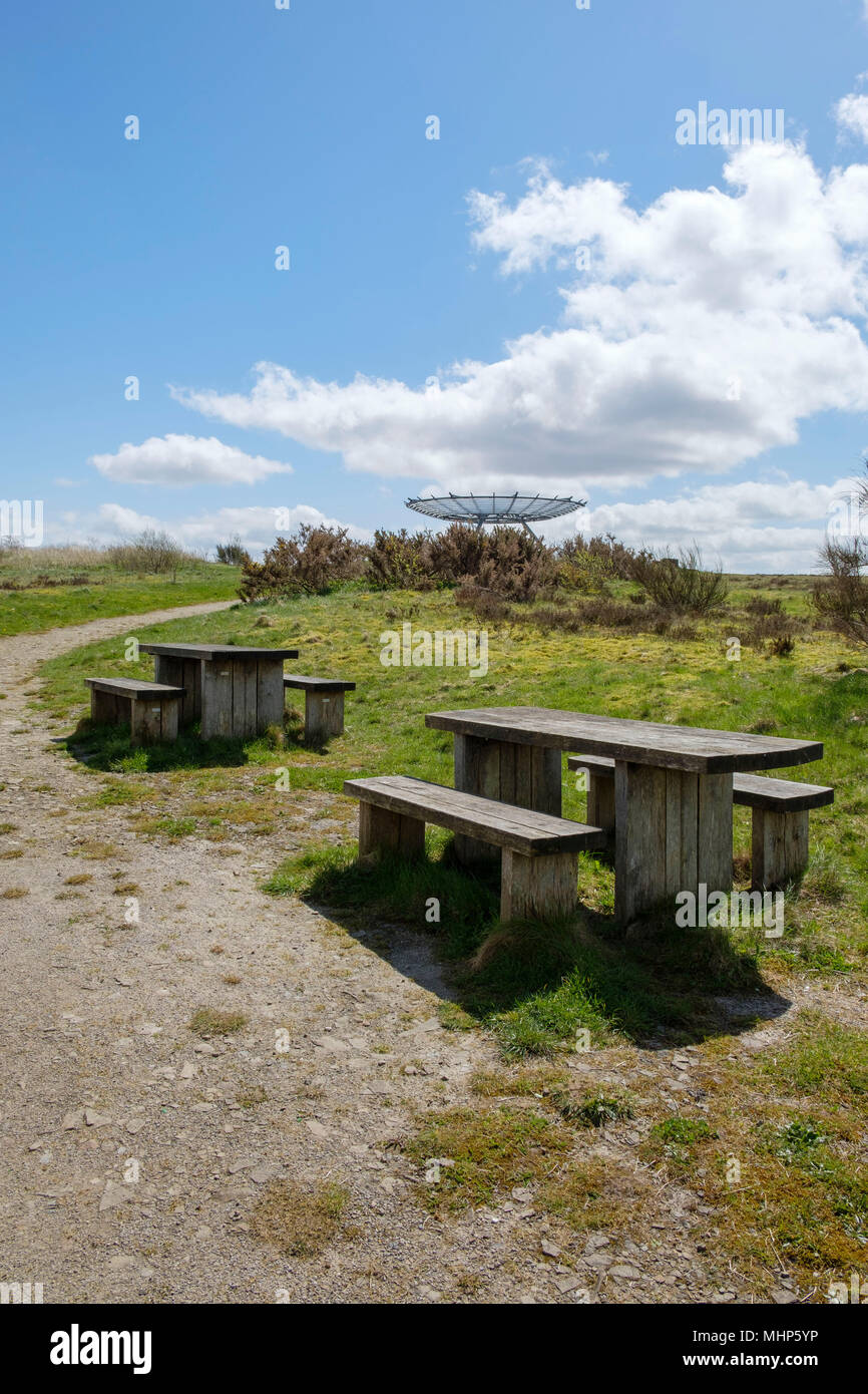 Aire de pique-nique à l'Panopticon de Rossendale, 'Halo', un 18m de diamètre en treillis d'acier de la structure. Banque D'Images