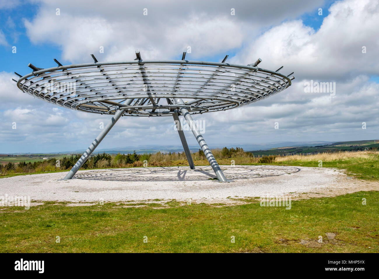 Le panopticon de Rossendale, 'Halo', est un 18m de diamètre structure treillis en acier appuyée sur un trépied de cinq mètres au-dessus du sol Banque D'Images