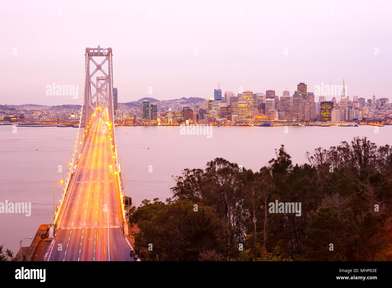 San Francisco Oakland Bay Bridge et sur les toits de la ville, San Francisco, California, USA Banque D'Images