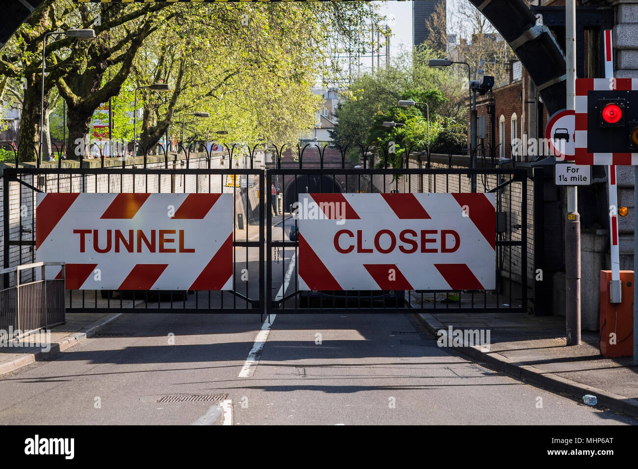 Entrée sud du tunnel Rotherhithe tunnel montrant fermé le gates, Bermondsey, quartier de Southwark, Londres, Angleterre, Royaume-Uni Banque D'Images