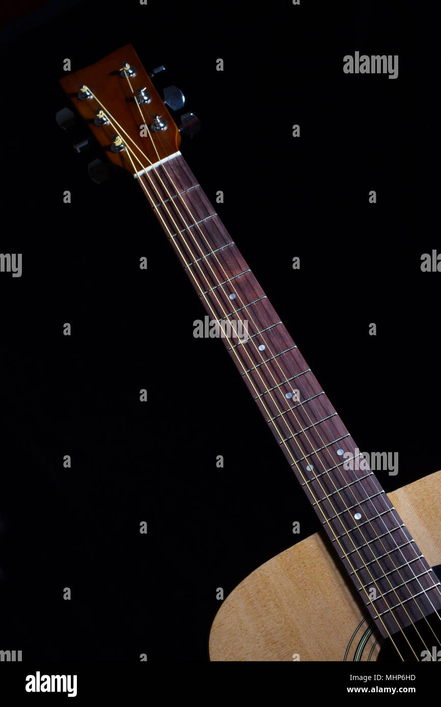 Guitare acoustique Guitare sur fond noir Banque D'Images