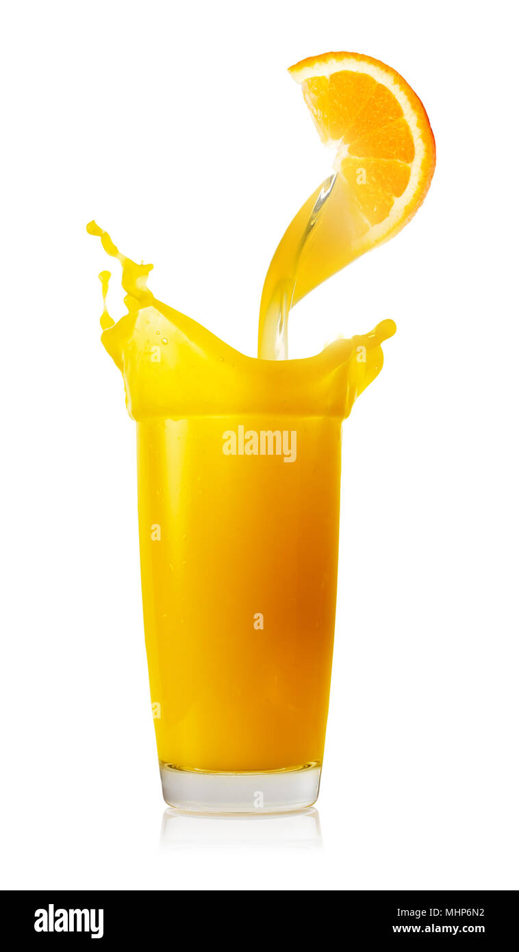 Verser le jus d'Orange d'une tranche d'orange dans un verre Banque D'Images