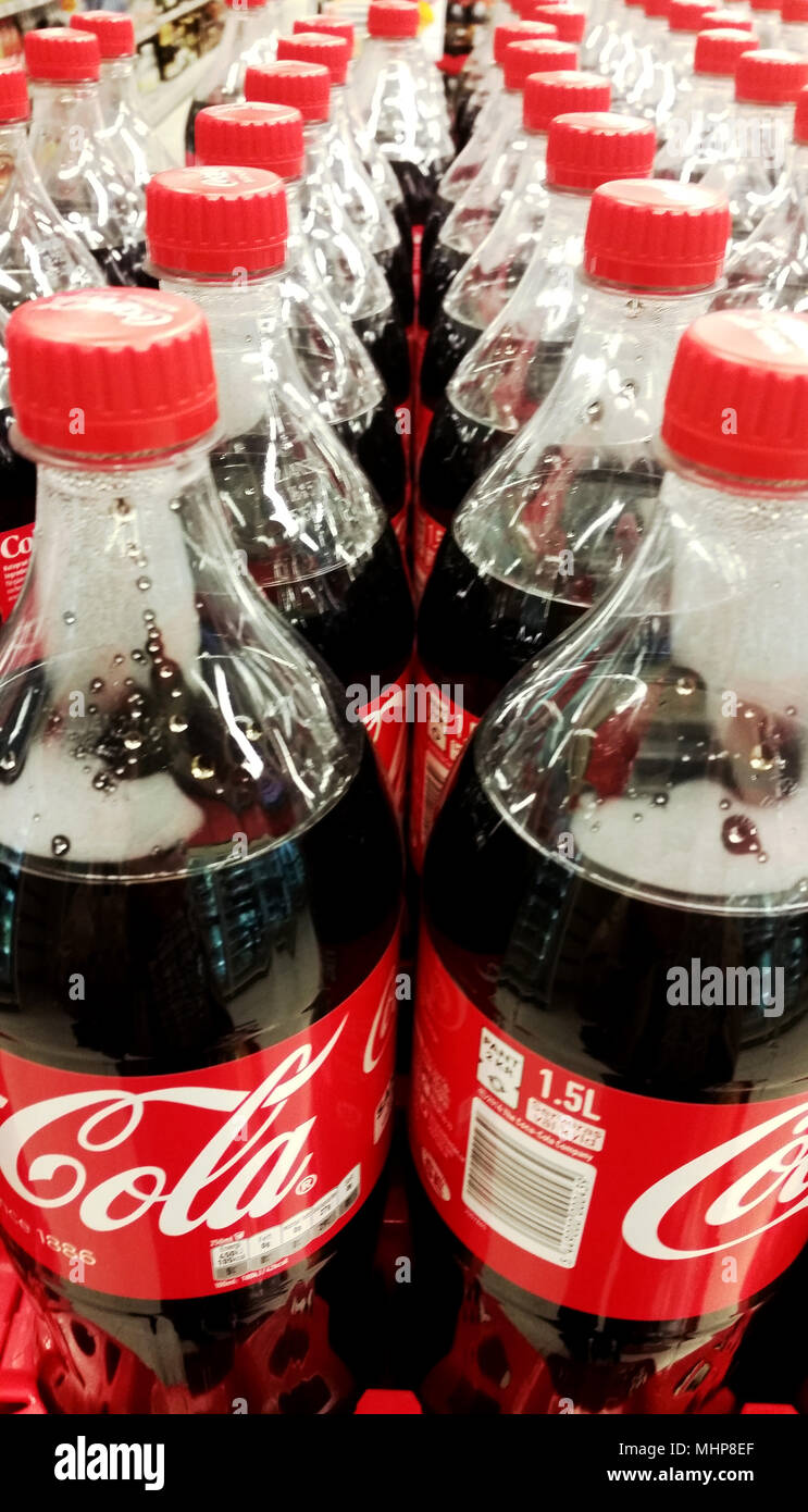Bouteilles de 1,5 litre PET soft drink Coca-Cola pour le marché suédois. Banque D'Images