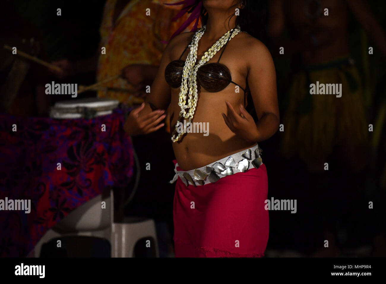 Polynésie française la danse hula effet déplacer la nuit Banque D'Images