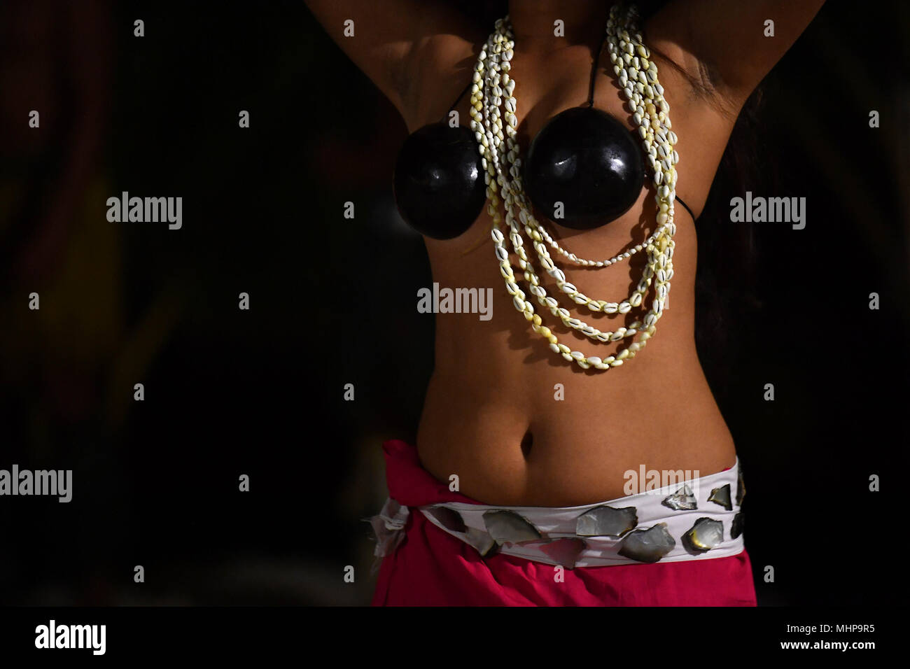 Polynésie française la danse hula effet déplacer la nuit Banque D'Images