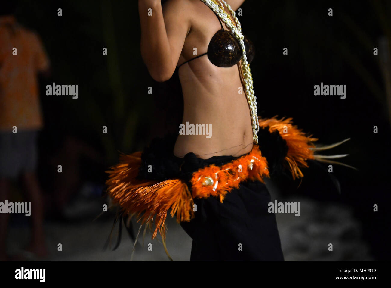 Polynésie française la danse hula effet déplacer la nuit Banque D'Images