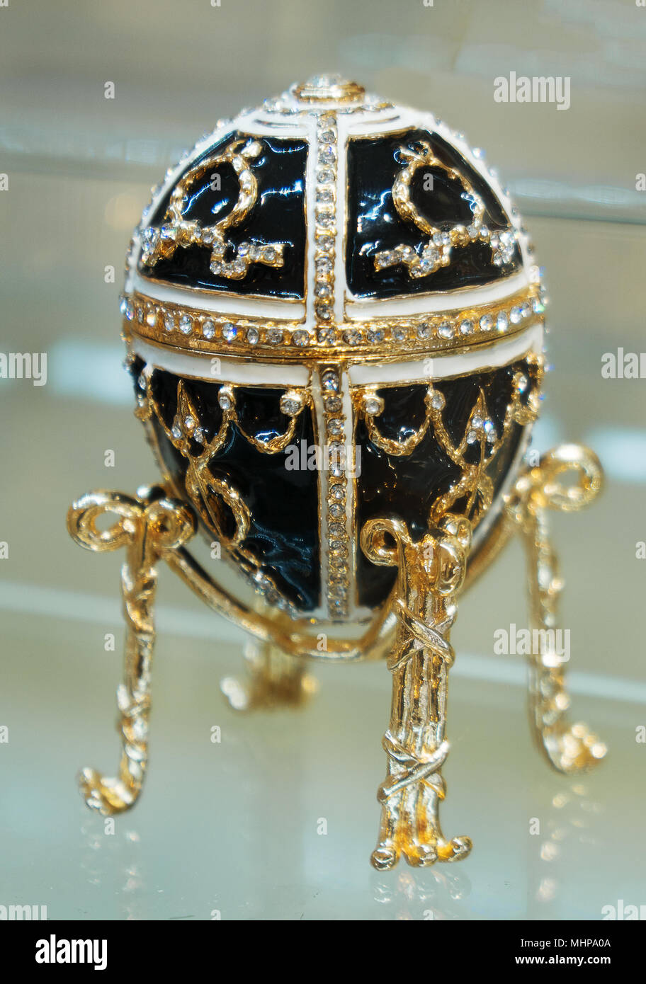 Oeuf De Fabergé Décoratif - Porcelaine Et Métal Doré - Occasion